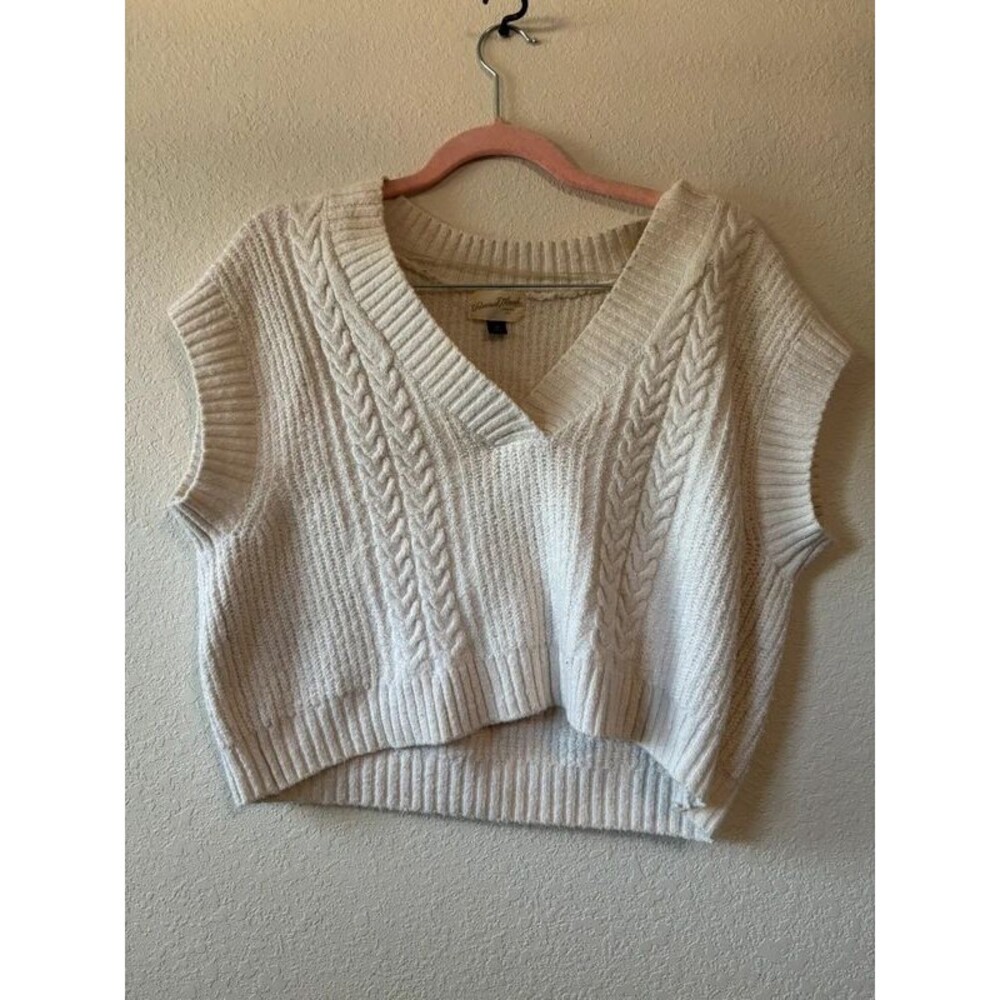 Universal Thread Cream Cable Knit Sweater Vest M Cropped V Neck Coastal Preppy